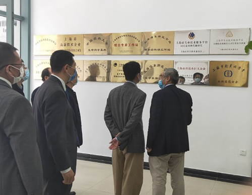 吴清副市长一行听取了JJB竞技宝关于一站式综合研发服务的技术实力介绍