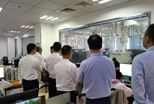 陈博士带领杨副市长一行人参观了JJB竞技宝规范化的先进实验室，讲解了药物临床前的研发和IND申报流程。