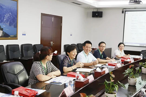 宜昌人福药业副总裁、总工程师李莉娥，产品开发中心主任吕金良，副主任吴有斌、曲龙妹等