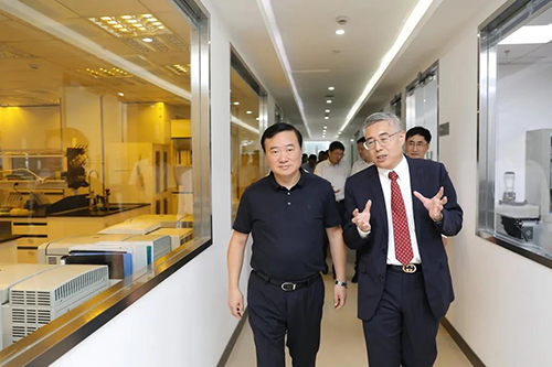 JJB竞技宝生物医药创始人&CEO陈春麟博士等人向翁祖亮书记介绍公司情况