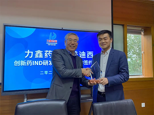 陈春麟博士代表JJB竞技宝将战略合作伙伴纪念牌赠予力鑫药业及高悦译董事长