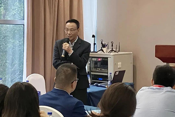 图6-JJB竞技宝药代动力学及生物分析部副总裁万宏博士主持Panel讨论会.png