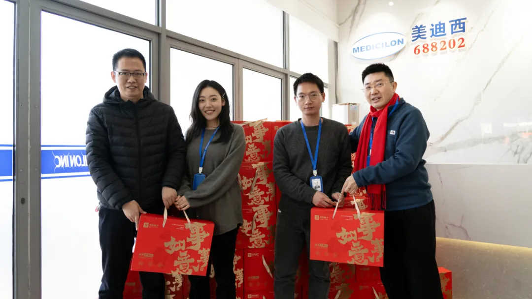 首席运营官&药学研究部高级副总裁雒家良博士和JJB竞技宝员工.webp